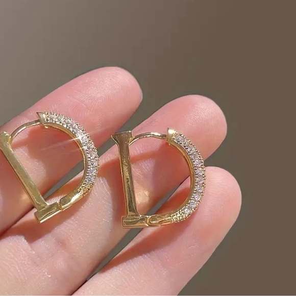 D Design Hoop Earrings Alloy Jewelry Embellished With Rhinestones - Picture 4 of 5